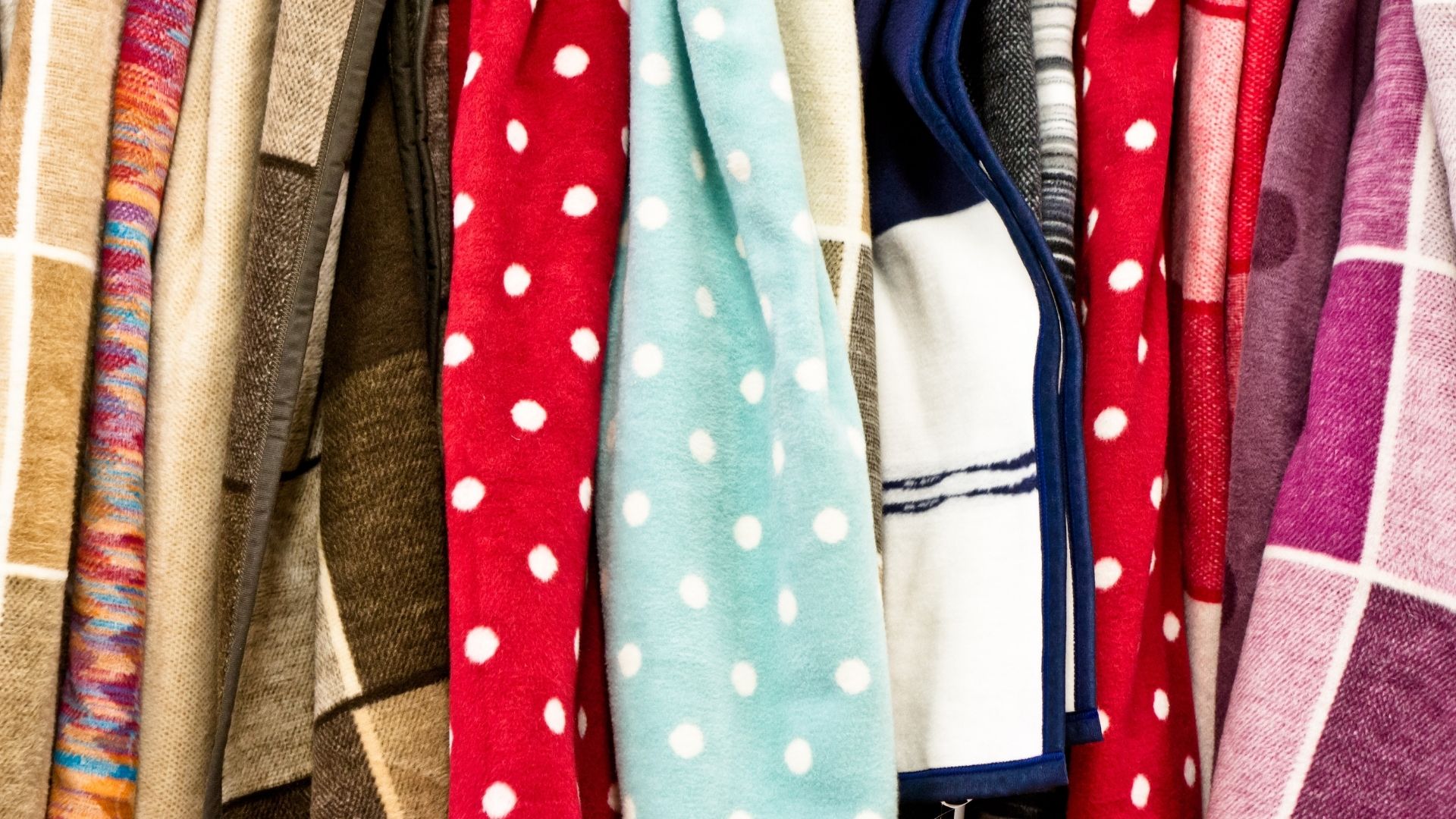 In casa con il pile: vestaglie e pigiami caldi e no stiro!