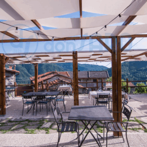 La tenda è adatta per rivestire i gazebi in legno, ferro, acciaio o alluminio per esterni.