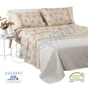 Completo lenzuola Caleffi Fiordaliso rosa matrimoniale disposto sul letto con fantasia floreale