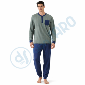 Pigiama uomo Karelpiù in cotone verde con microfantasia indossato da modello vista completa